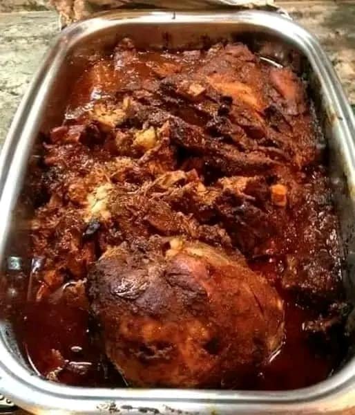 Pierna de cerdo en salsa cuatro chiles 434106108_429632989451910_6784269195787999450_n