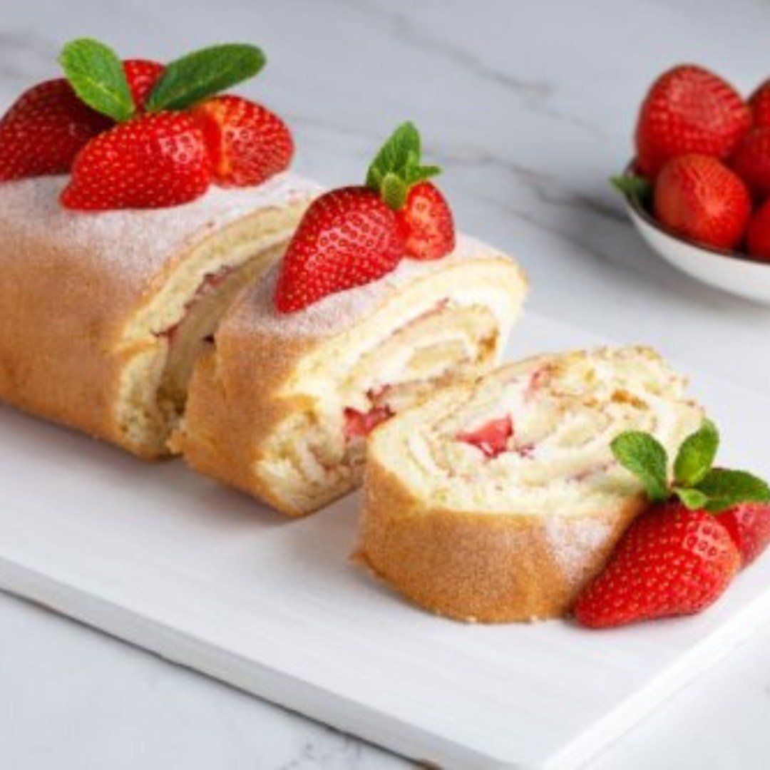 Enrollado de fresas con nata 459541119_1069227737903291_3352230571887966143_n